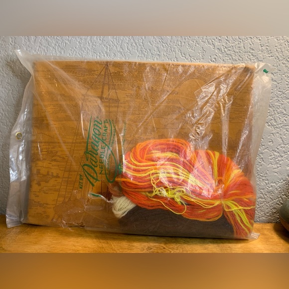 Vintage Paragon Needlecraft “Low Tide” Crewel Kit new in package - Picture 3 of 3